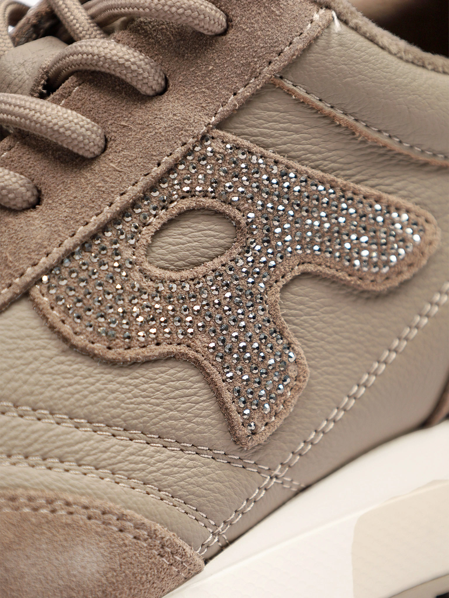 Кроссовки комбинированные серого цвета на рельефной подошве